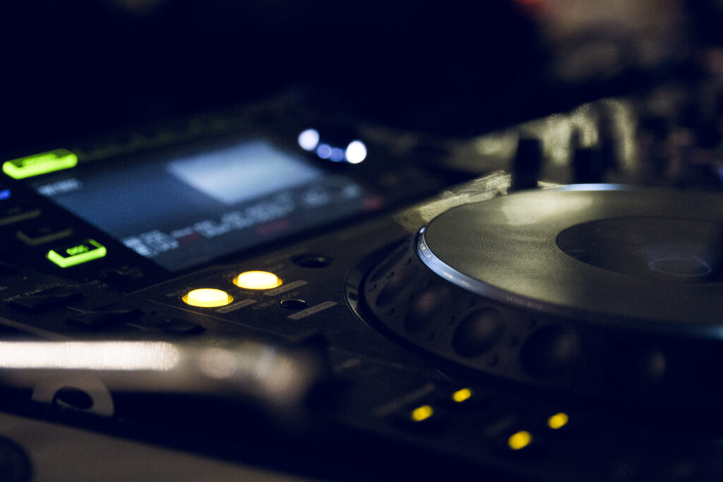DJ